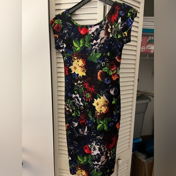 Floral form fitting dress - Picture 1 of 4